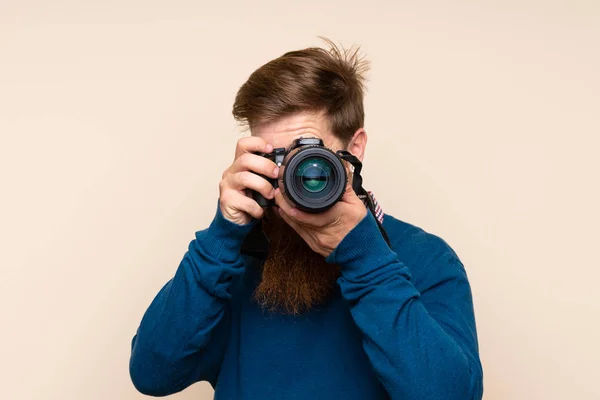 Zrzavý Muž Dlouhými Vousy Přes Izolované Pozadí Profesionální Kamerou — Stock fotografie