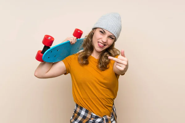 Junge Skater blonde Mädchen über isolierten Hintergrund — Stockfoto