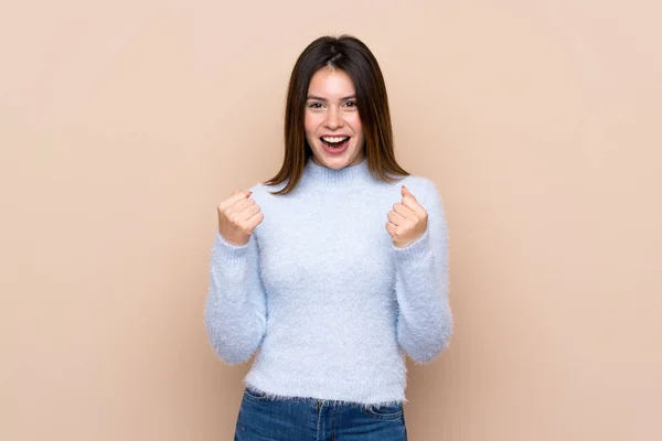 Jonge Vrouw Geïsoleerde Achtergrond Gefrustreerd Door Een Slechte Situatie — Stockfoto