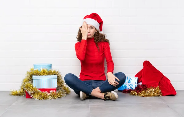 Mädchen Weihnachtsurlaub Sitzt Mit Der Hand Auf Dem Boden Und — Stockfoto