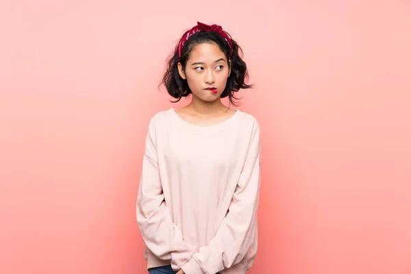 Asiatico Giovane Donna Oltre Isolato Rosa Sfondo Con Confondere Faccia — Foto Stock