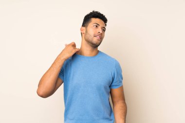 Genç, yakışıklı, soyutlanmış, yorgun ve hasta bakışlı bir adam.