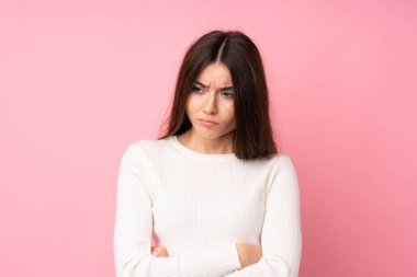 Soyutlanmış pembe arka planı olan genç bir kadın bir fikir düşünüyor.