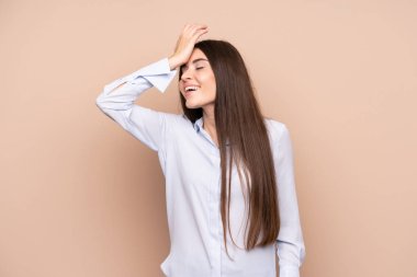 Izole arka plan üzerinde genç kadın bir şey fark etti ve çözüm niyetinde