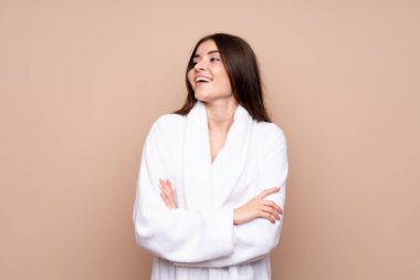 Bornozlu genç bir kız izole bir geçmişle gülüyor.