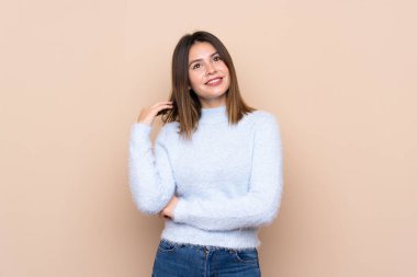 Tecrit edilmiş genç bir kadın bir fikir düşünüyor.