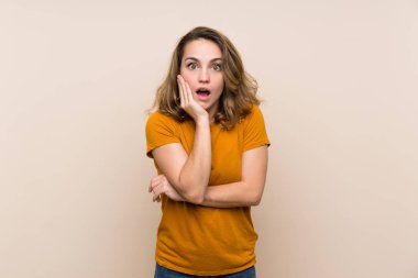 Soyutlanmış genç sarışın kız şaşırdı ve şaşırdı.