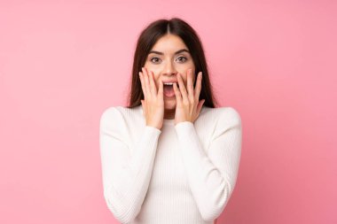 Soyutlanmış pembe bir geçmişi olan genç bir kadın. Şaşırtıcı bir yüz ifadesi.