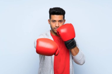 Izole mavi duvar üzerinde boks eldiven ile Spor adam