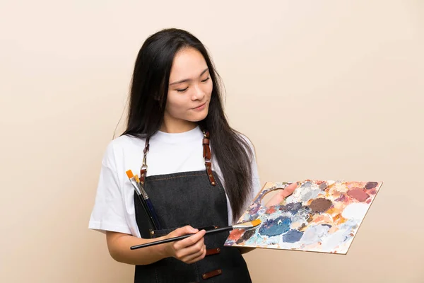 Adolescente pintor asiático chica sobre aislado fondo — Foto de Stock