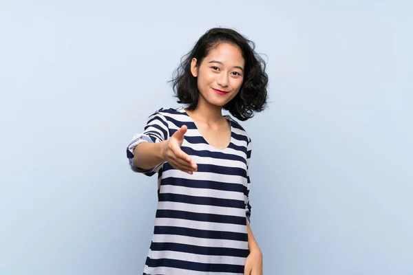 Asyalı Genç Bir Kadın Izole Edilmiş Mavi Arka Planda Iyi — Stok fotoğraf