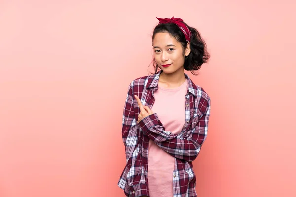 Asiática Jovem Mulher Sobre Isolado Fundo Rosa Apontando Para Lado — Fotografia de Stock