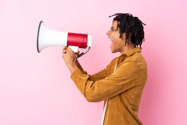 Joven Hombre Afroamericano Con Chaqueta Pana Sobre Fondo Rosa Aislado — Foto de Stock