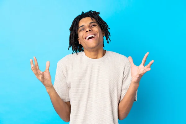 Jovem Afro Americano Sobre Isolado Fundo Azul Sorrindo Muito — Fotografia de Stock