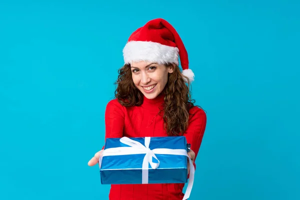 Ragazza con cappello di Natale su sfondo isolato — Foto Stock