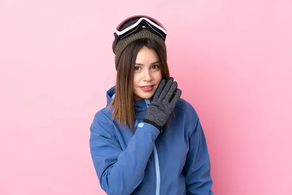 Joven Esquiadora Sobre Fondo Rosa Aislado Susurrando Algo —  Fotos de Stock