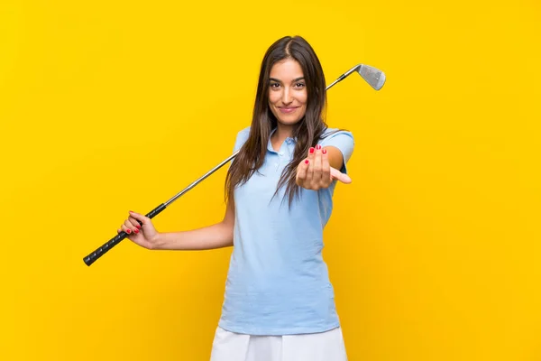 Young Golfer Woman Isolated Yellow Wall Inviting Come Hand Happy — Stock Photo, Image