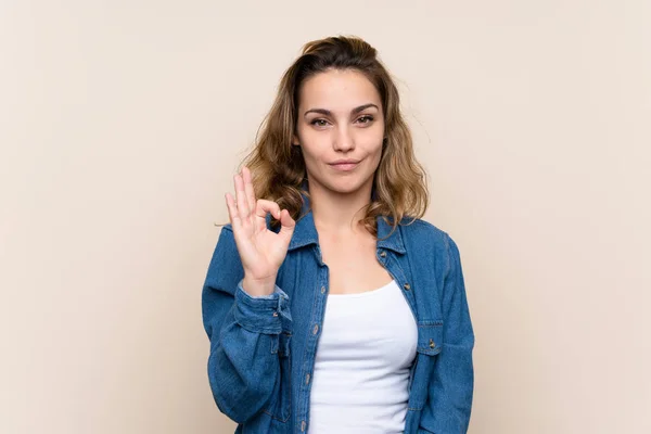 Jonge Blonde Vrouw Geïsoleerde Achtergrond Toont Een Teken Met Vingers — Stockfoto