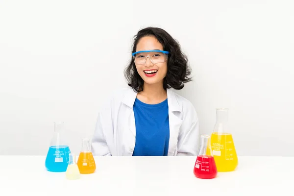 Joven Científico Asiático Chica Con Sorpresa Facial Expresión — Foto de Stock