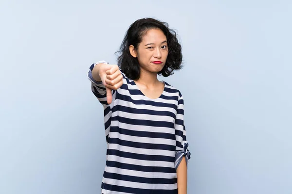 Азиатская Молодая Женщина Изолированном Синем Фоне Показывает Большой Палец Вниз — стоковое фото