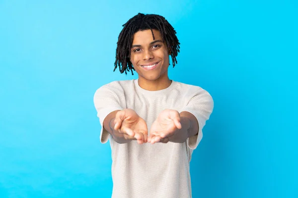 Young African American Man Isolated Blue Background Holding Copyspace Imaginary — Stock Photo, Image