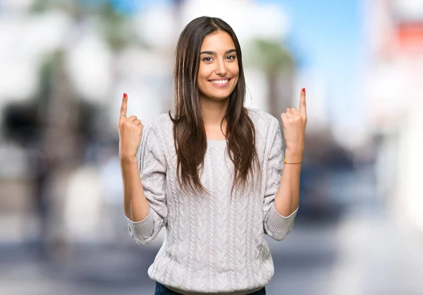 Junge Hispanische Brünette Frau Zeigt Auf Eine Großartige Idee Freien — Stockfoto