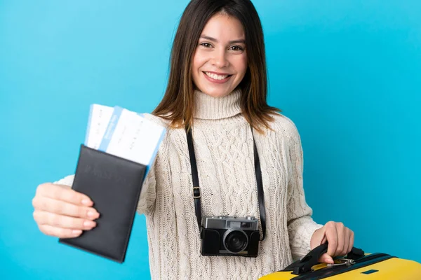 Cestovatel žena drží kufr a pas nad izolované b — Stock fotografie