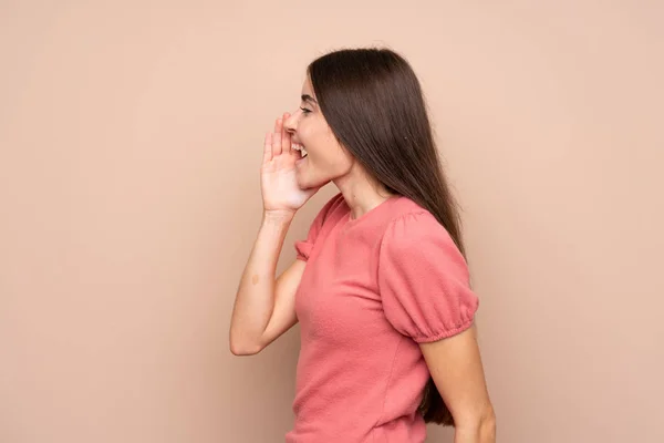 Jonge Vrouw Geïsoleerde Achtergrond Schreeuwen Met Mond Wijd Open — Stockfoto