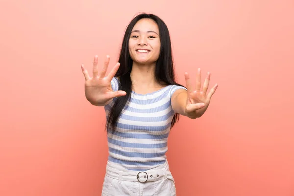 Tini Ázsiai Lány Felett Elszigetelt Rózsaszín Háttér Számolás Kilenc Ujjal — Stock Fotó