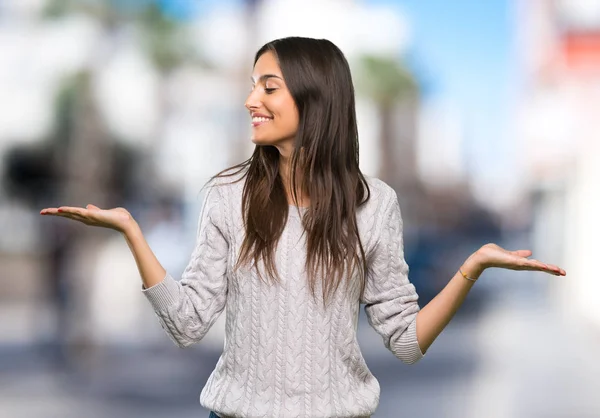 Junge Hispanische Brünette Frau Hält Kopierraum Mit Zwei Händen Freien — Stockfoto