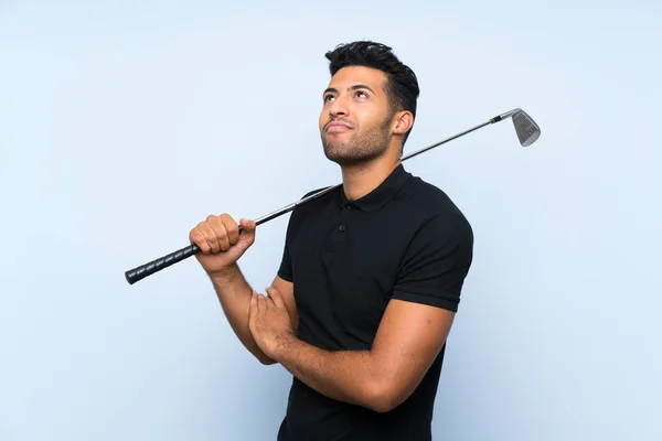 Guapo Joven Jugando Golf Sobre Fondo Azul Aislado Haciendo Gestos —  Fotos de Stock