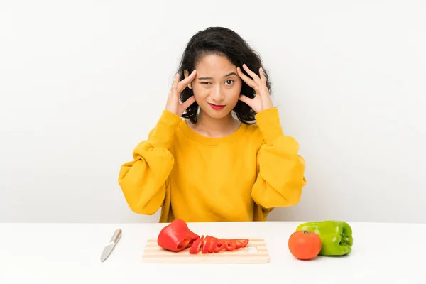 Jovem Menina Asiática Com Legumes Uma Mesa Infeliz Frustrado Com — Fotografia de Stock