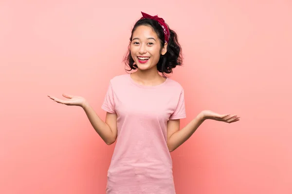 Asiática Joven Mujer Sobre Aislado Rosa Fondo Con Impactado Facial —  Fotos de Stock