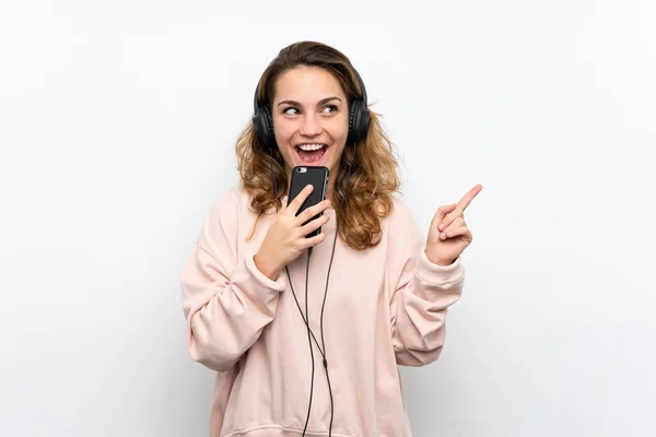 Jeune Femme Blonde Utilisant Mobile Avec Écouteurs Chant — Photo