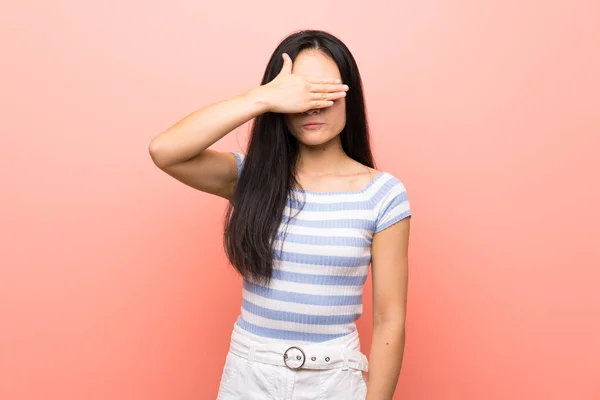 Teenager Asian Girl Isolated Pink Background Covering Eyes Hands Want — Stock Photo, Image