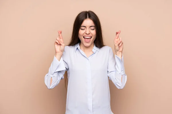 Junge Frau Über Isolierten Hintergrund Mit Daumendrücken — Stockfoto