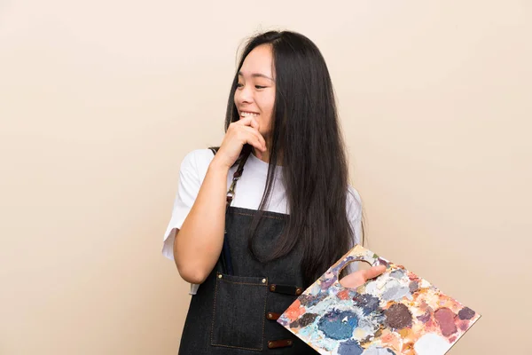 Genç Ressam Asyalı Kız Bir Fikir Düşünüyor Yan Bakıyor — Stok fotoğraf