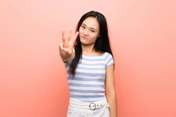 Tini Ázsiai Lány Felett Elszigetelt Rózsaszín Háttér Boldog Számolás Három — Stock Fotó
