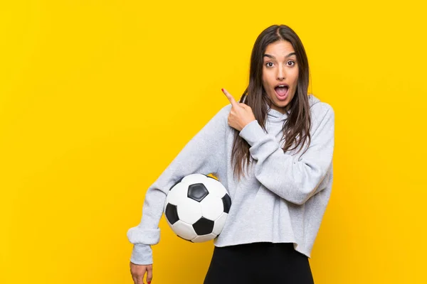 Jeune Joueur Football Femme Sur Fond Jaune Isolé Surpris Pointant — Photo