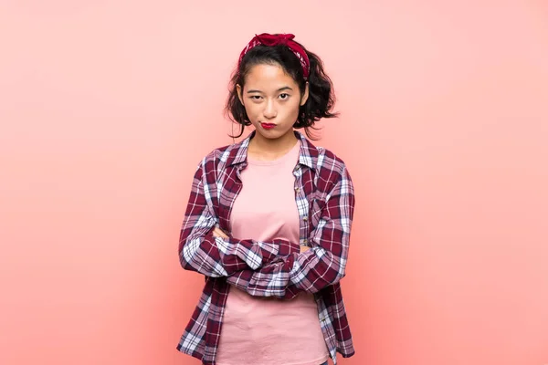 Asiatico Giovane Donna Oltre Isolato Rosa Sfondo Sentimento Sconvolto — Foto Stock