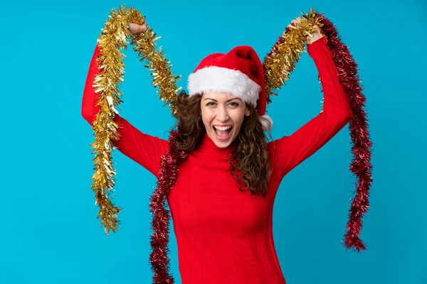 Fille avec chapeau de Noël sur fond isolé — Photo