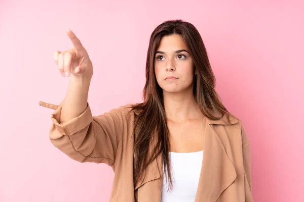 Tonåring Brasiliansk Flicka Över Isolerad Rosa Bakgrund Vidröra Transparent Skärm — Stockfoto