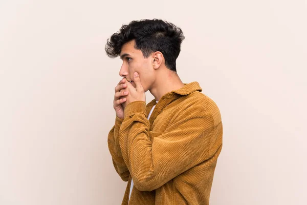 Ung Argentinsk Man Över Isolerad Bakgrund Täcker Munnen Och Tittar — Stockfoto