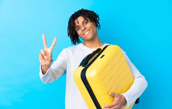 Giovane Viaggiatore Afroamericano Possesso Una Valigia Sorridente Mostrando Segno Vittoria — Foto Stock