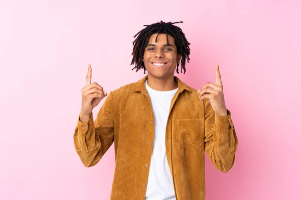 Giovane Uomo Afroamericano Con Giacca Velluto Coste Sfondo Rosa Isolato — Foto Stock