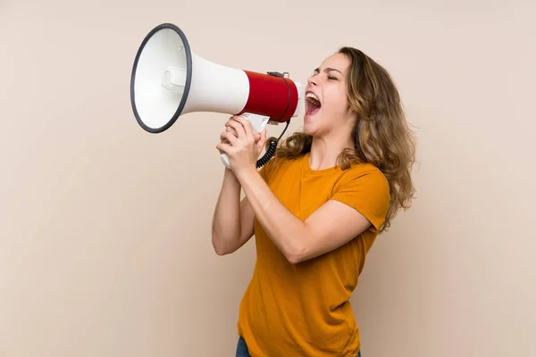 Jong Blond Meisje Geïsoleerde Achtergrond Schreeuwen Door Een Megafoon — Stockfoto