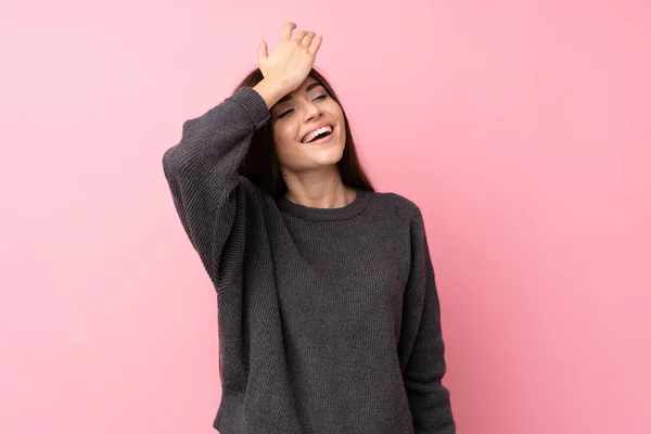 Junge Frau Über Isoliertem Rosa Hintergrund Hat Etwas Erkannt Und — Stockfoto