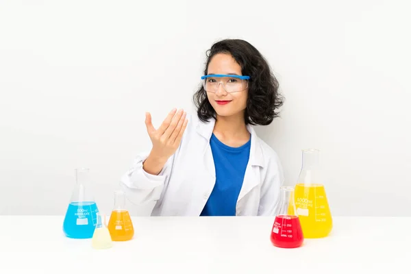 Jovem Científica Asiática Menina Convidando Para Vir — Fotografia de Stock