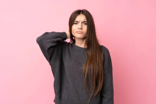 Giovane Donna Sfondo Rosa Isolato Avendo Dubbi — Foto Stock