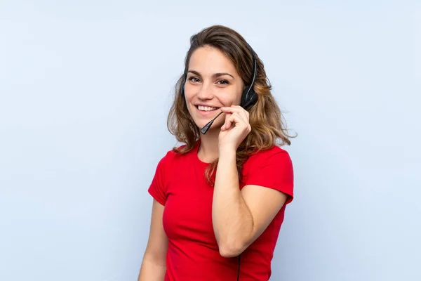 Mujer Rubia Joven Trabajando Con Auriculares — Foto de Stock